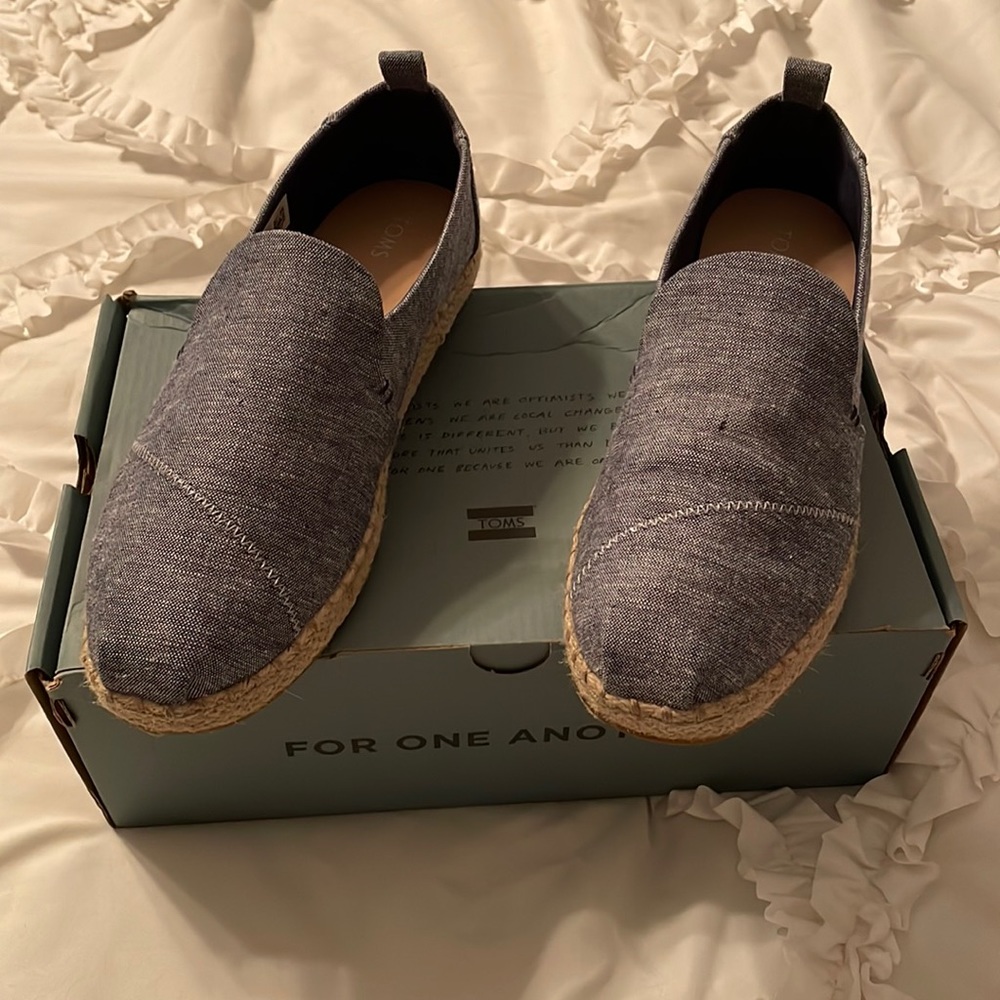 Women’s Size 9.5 Blue Chambray Deconstructed Alpargata Rope Toms Shoes